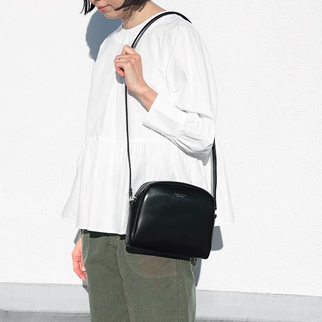 CLASKA｜日本製 BANK 拱形肩背包 - 黑色合成皮革