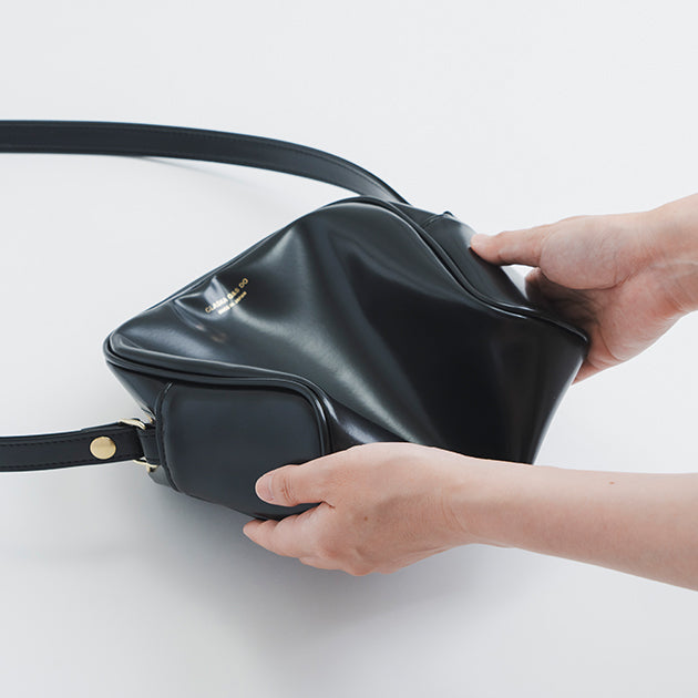 CLASKA｜日本製 BANK 拱形肩背包 - 黑色合成皮革