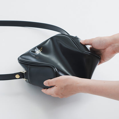 CLASKA｜日本製 BANK 拱形肩背包 - 黑色合成皮革