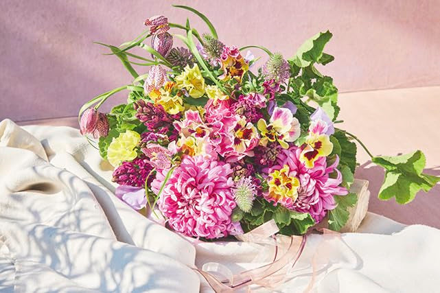 The cover of the combined January/February 2026 issue of LEE magazine features Aya Ueto, and includes a free extra-large MACKINTOSH PHILOSOPHY tote bag and a floral calendar. 