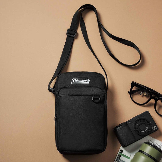 The cover of the February 2026 issue of smart features Jungya Kimura, and includes a Coleman all-black double-layer crossbody shoulder bag. 